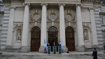 رئبس الوزراء الأيرلندي سايمون هاريس يعلن من أمام مبنى الحكومة في دبلن اعتراف بلاده رسميًا بدولة فلسطين