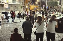 Napoli yakınlarındaki Flegrei Alanları'nda meydana gelen depremin ardından insanlar bir sokakta toplandı