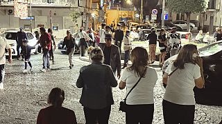 Napoli yakınlarındaki Flegrei Alanları'nda meydana gelen depremin ardından insanlar bir sokakta toplandı
