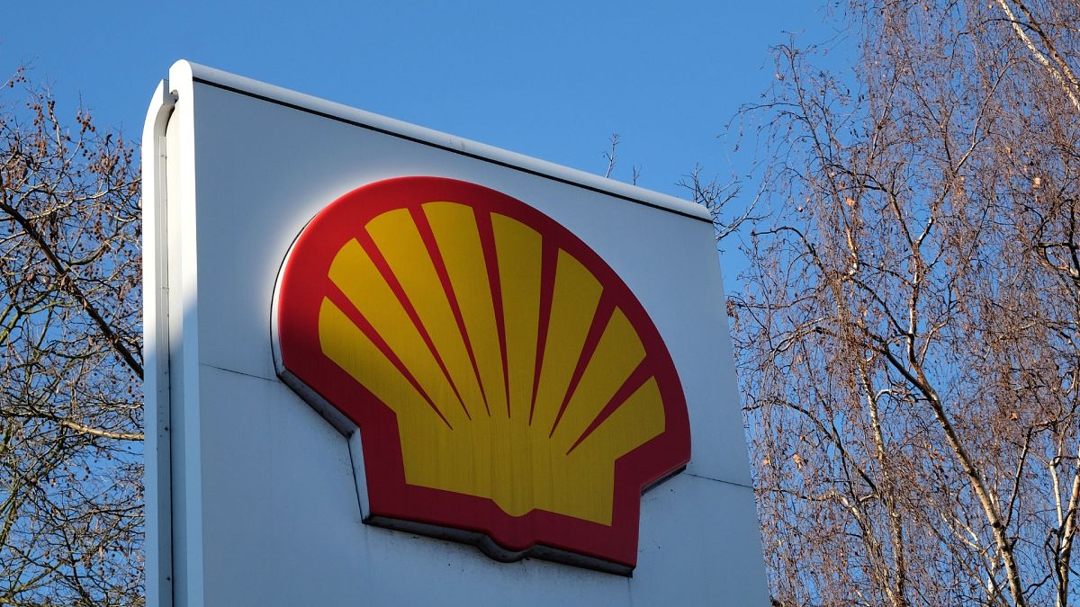 More than 20% of shareholders vote against Shell’s climate strategy at tense AGM thumbnail
