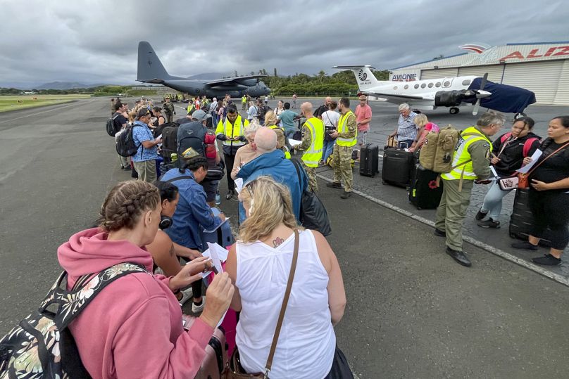 Эвакуация новозеландских туристов из Новой Каледонии