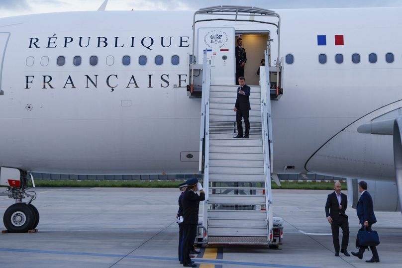 Frankreichs Präsident Emmanuel Macron am Pariser Flughafen Orly kurz bevor er in seinem Präsidentenflugzeug zu der pazifischen Inselgruppe Neukaledonien fliegt.