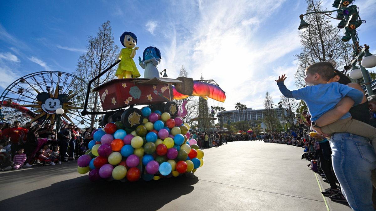 Alegria e Tristeza de Inside Out durante o desfile "Better Together: A Pixar Pals Celebration!" dentro do Disney California Adventure em Anaheim, Califórnia, na quarta-feira, 24 de abril de 20