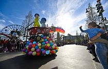Joy y Sadness de Inside Out durante el desfile "Better Together: A Pixar Pals Celebration" en Disney California Adventure en Anaheim, California, el miércoles 24 de abril de 20.