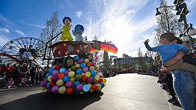 Alegria e Tristeza de Inside Out durante o desfile "Better Together: A Pixar Pals Celebration!" dentro do Disney California Adventure em Anaheim, Califórnia, na quarta-feira, 24 de abril de 20