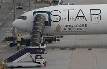 Singapur Havayolları'na ait Boeing 777-300ER uçağı, şiddetli türbülansla karşılaşan SQ321 Londra-Singapur uçuşunun ardından Bangkok'ta park halinde