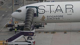 Singapur Havayolları'na ait Boeing 777-300ER uçağı, şiddetli türbülansla karşılaşan SQ321 Londra-Singapur uçuşunun ardından Bangkok'ta park halinde