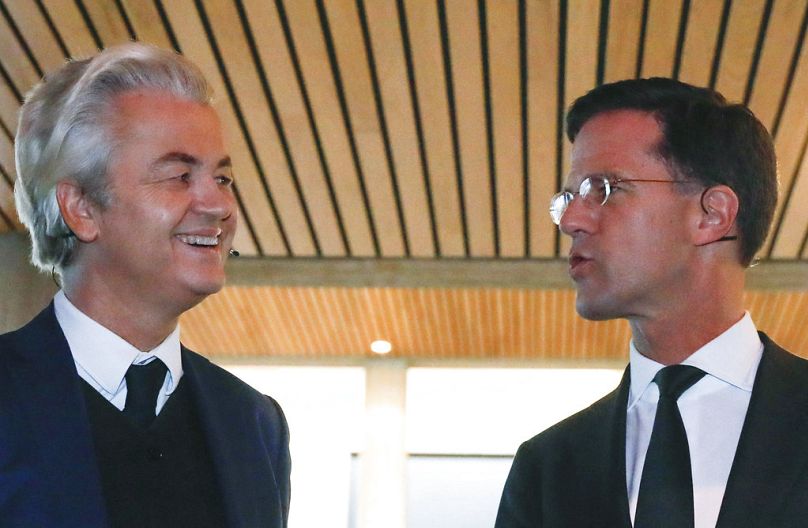 O antigo primeiro-ministro holandês Mark Rutte, à direita, e o líder populista de direita Geert Wilders