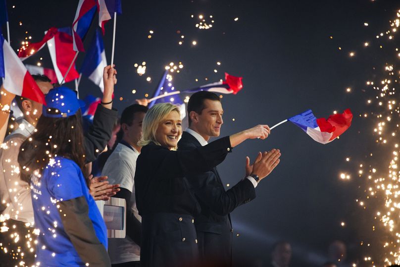 Marine Le Pen, líder do partido francês de extrema-direita Rally Nacional, ao centro, e o presidente Jordan Bardella