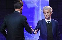 Arquivo: Geert Wilders (dir.) e Mark Rutte (esq.) em debate eleitoral nos Países Baixos