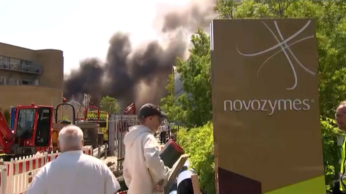 Καπνός πίσω από τα κεντρικά γραφεία της Novo Nordisk στο Bagsværd της Κοπεγχάγης, την ημέρα της πυρκαγιάς, 22 Μαΐου 2024.