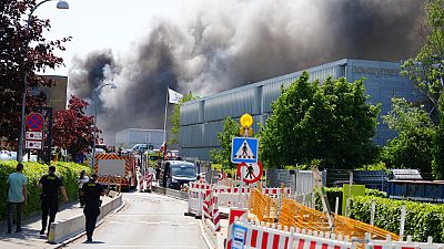 Polizei und Feuerwehr sichern den Bereich um einen Brand am Hauptsitz von Novo Nordisk in Bagsvaerd in der Nähe von Kopenhagen, Dänemark, Mittwoch, 22. Mai 2024.