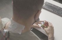 Paciente a prueba manipulando un cubo de Rubik durante la estimulación