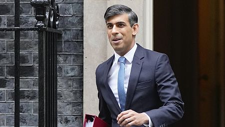 İngiltere Başbakanı Rishi Sunak, Londra'da haftalık Başbakanlık Soruları için Avam Kamarası'na gitmek üzere 10 Downing Street'ten ayrılırken, 22 Mayıs 2024