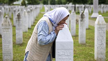 Familiar de uma vítima do genocídio de Srebrenica, no memorial em Potocari, na Bósnia