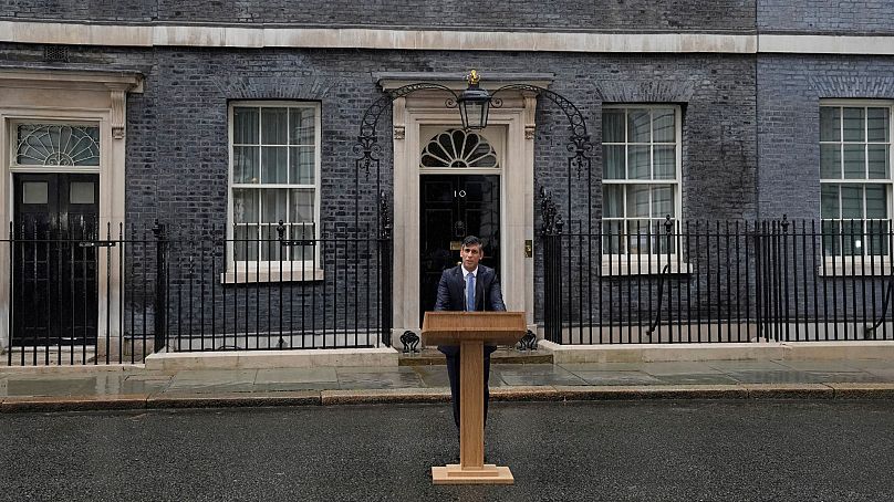 ریشی سوناک در مقابل دفتر نخست‌وزیری بریتانیا در تاریخ ۲۲ مه ۲۰۲۴ و لحظه اعلام انتخابات زودهنگام