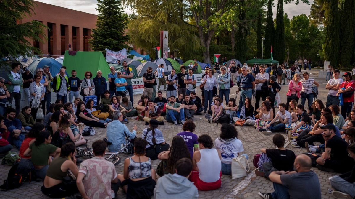 طلاب يتجمعون خلال احتجاج ضد الحرب في غزة في جامعة كومبلوتنسي في مدريد، إسبانيا، الخميس 9 مايو 2024.