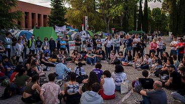 طلاب يتجمعون خلال احتجاج ضد الحرب في غزة في جامعة كومبلوتنسي في مدريد، إسبانيا، الخميس 9 مايو 2024.