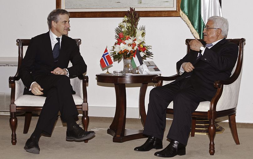یوناس گار استوره در دوران تصدی به عنوان وزیر امور خارجه نروژ (چپ)‌و دیدار با محمود عباس (راست) در رام الله به تاریخ ۱۲ ژانویه ۲۰۱۲