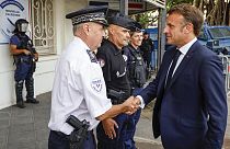 президент Франции Эммануэль Макрон жмёт руку представителям сид безопасности в Новой Каледонии, 23 мая 2024, Нумеа