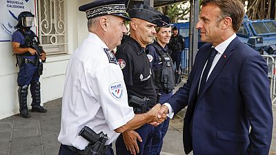 президент Франции Эммануэль Макрон жмёт руку представителям сид безопасности в Новой Каледонии, 23 мая 2024, Нумеа