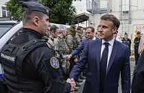 Adada siyasi liderlerle görüşen Macron sonrasında güvenlik güçlerini denetledi