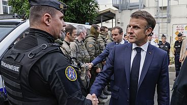 Adada siyasi liderlerle görüşen Macron sonrasında güvenlik güçlerini denetledi