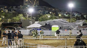 قوات الأمن تقف في مكان انهيار المسرح في سان بيدرو جارزا غارسيا، على مشارف مونتيري، المكسيك، الأربعاء، 22 مايو 2024