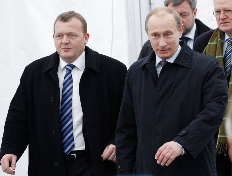 ARCHIVO - Vladímir Putin y su el antiguo primer ministro danés, Lars Lokke Rasmussen, visitan el puerto de San Petersburgo el lunes 22 de marzo de 2010.
