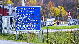 ARCHIVE - Un panneau indiquant le passage de la frontière entre la Russie et la Norvège à Storskog est photographié près de Kirkenes, en Norvège, le 28 septembre 2022. 