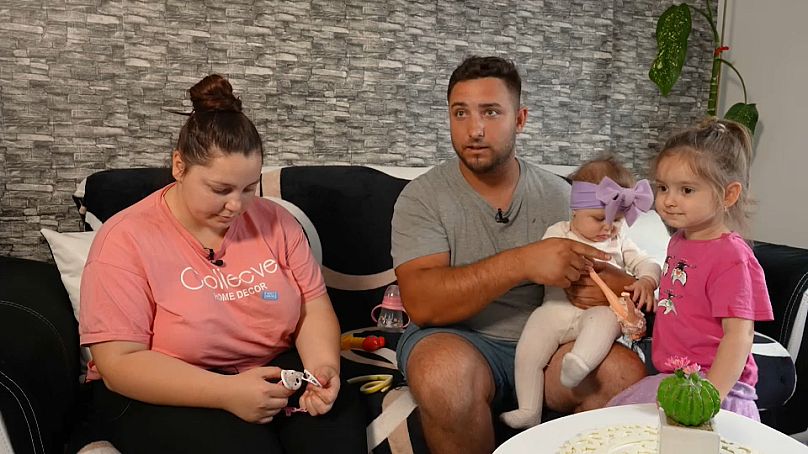 Gabriela, Valentin y sus dos hijas.