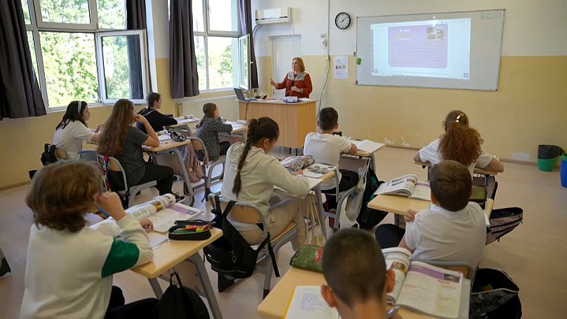 Rodica imparte une clase a sus alumnos.