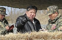 Sur cette photo fournie par le gouvernement nord-coréen, le dirigeant nord-coréen Kim Jong Un supervise des exercices de tir d'artillerie en Corée du Nord, 07.03.2024
