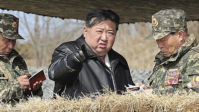 Sur cette photo fournie par le gouvernement nord-coréen, le dirigeant nord-coréen Kim Jong Un supervise des exercices de tir d'artillerie en Corée du Nord, 07.03.2024