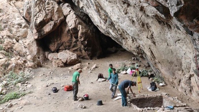 باستان‌شناسان در حال حفاری پناهگاه سنگی لیلی در تیمور شرقی