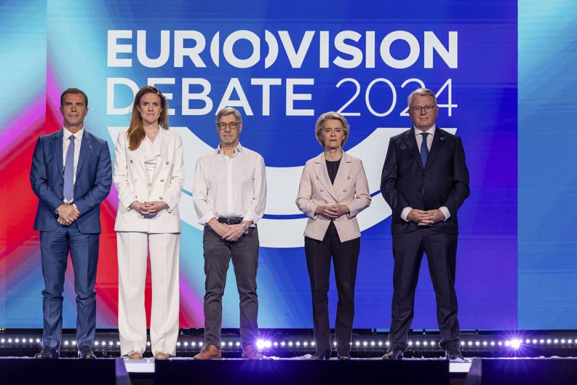 Terry Reintke, dos Verdes Europeus (segunda a contar da esquerda), posando com vários candidatos políticos antes do debate no Parlamento Europeu, em Bruxelas