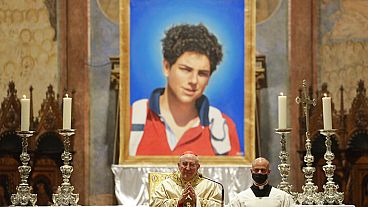 Carlo Acutis isimli 15 yaşındaki genç, hayatta olmasa da 2020 yılında gıyabında Vatikan tarafından 'taziz' ilan edilmişti.