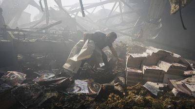 Un rescatista recupera un cuerpo sin vida debajo de los escombros después de que un misil ruso impactara una gran imprenta en Járkov, Ucrania, el jueves 23 de mayo de 2024.
