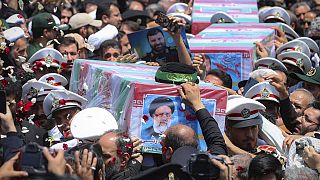 Iran: ultime hommage populaire au président Raïssi avant son inhumation