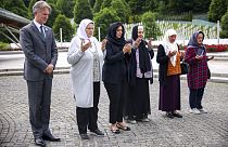 Funzionari britannici e membri dell'associazione Madre di Srebrenica pregano per le vittime del genocidio di Srebrenica al Memorial center di Potocari, Bosnia, 22 maggio 2024 