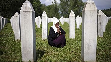 Familiar de uma vítima do genocídio de Srebrenica, no memorial em Potocari, na Bósnia
