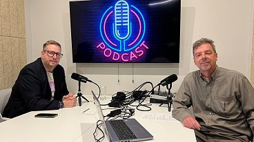 A magyar labdarúgó válogatott sajtófőnöke, Szabó Gergő (balra) és beszélgetőtársa, Kristóf Péter az Euronews podcast stúdiójában 2024.05.22-én.