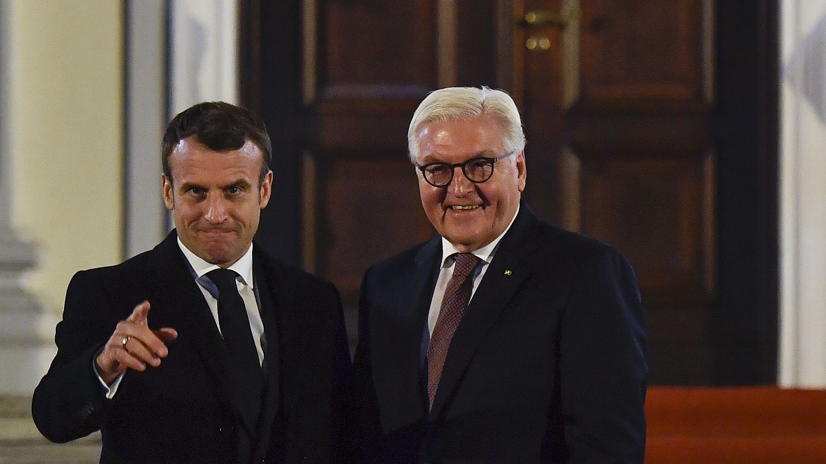 DOSYA - Fransa Cumhurbaşkanı Emmanuel Macron, solda, Almanya Cumhurbaşkanı Frank-Walter Steinmeier tarafından karşılanırken jest yapıyor, 10 Kasım 2019 