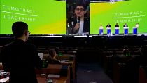 Eleitor coloca questão aos candidatos á presid~encia da Comissão Europeia num debate no Parlamento Europeu em Bruxelas