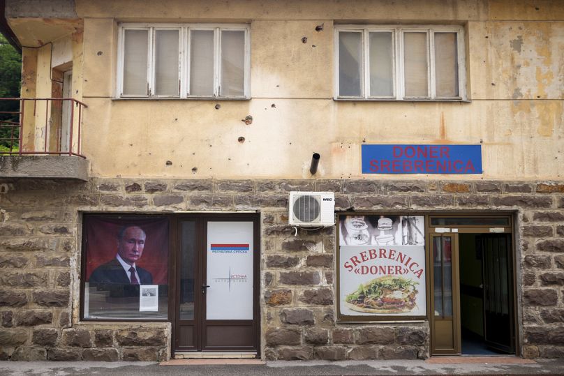 Srebrenitsa'da bir binanın üzerinde Rusya Devlet Başkanı Vladimir Putin'in portresi görülüyor