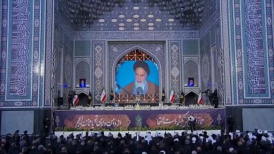 جثمان الرئيس الإيراني رئيسي يوارى الثرى في مشهد.