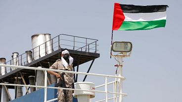 سرباز حوثی در کشتی اسرائیلی توقیف شده در بندر سلیف در نزدیکی حدیده یمن، ۱۲ مه ۲۰۲۴