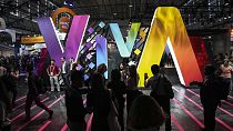 Les visiteurs posent pour des photos devant le logo Vivatech lors du salon Vivatech à Paris, jeudi 15 juin 2023.