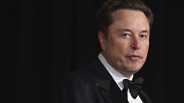 Elon Musk arriva alla cerimonia di consegna del 10° Breakthrough Prize, sabato 13 aprile 2024, presso l'Academy Museum of Motion Pictures di Los Angeles.