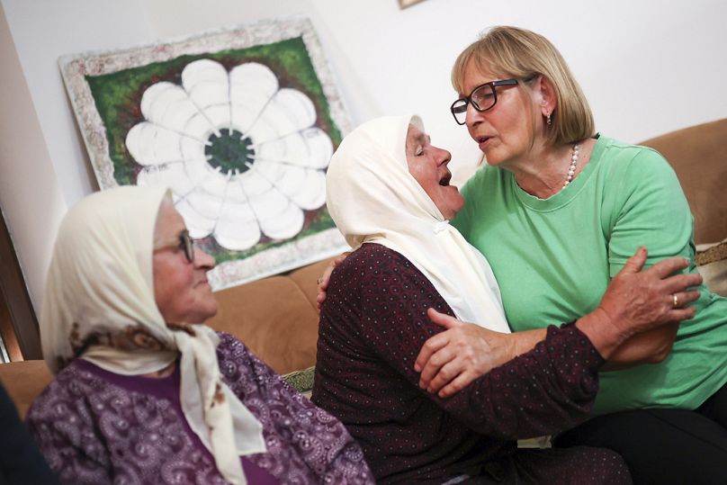 Mitglieder der Vereinigung "Mütter von Srebrenica" reagieren auf die Annahme einer Resolution durch die UN-Generalversammlung, Potocari, Bosnien, Donnerstag, 23. Mai 2024.